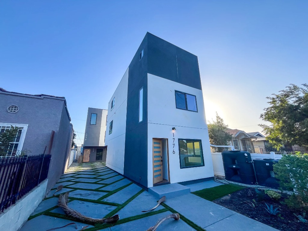 Triplex in Jefferson Park